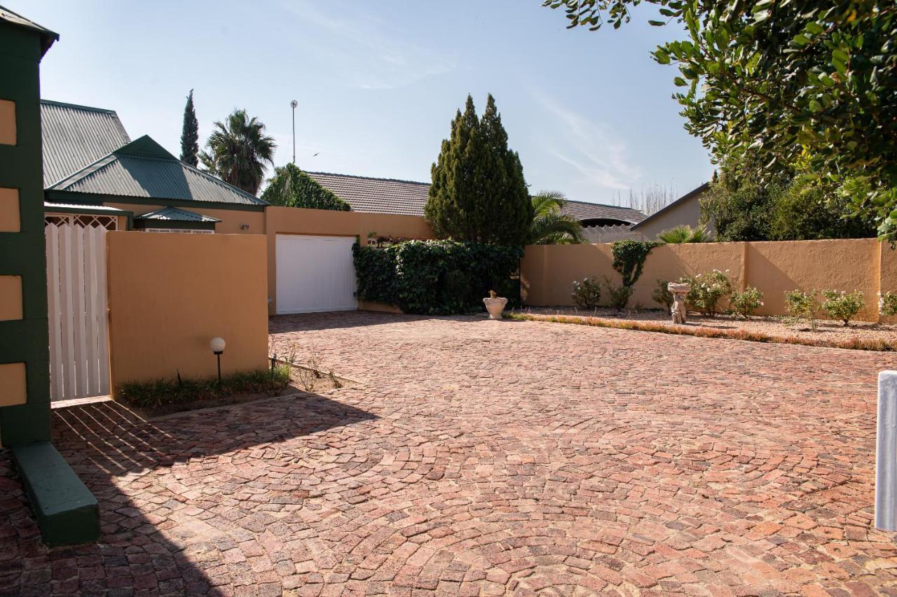 Roses And Pebbles B & B Guest House Klerksdorp Exterior foto