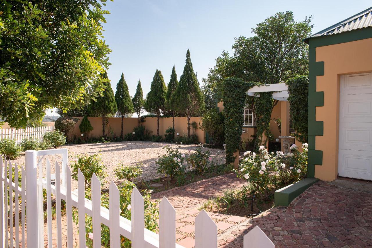 Roses And Pebbles B & B Guest House Klerksdorp Exterior foto